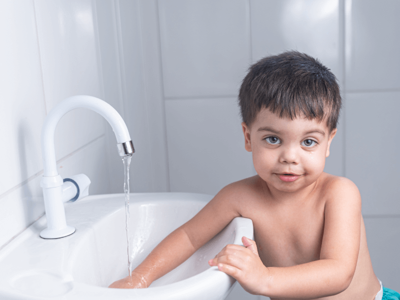 Az éjszakai bepisilés hátterében az éjszaka termelődő több vizelet is állhat. 